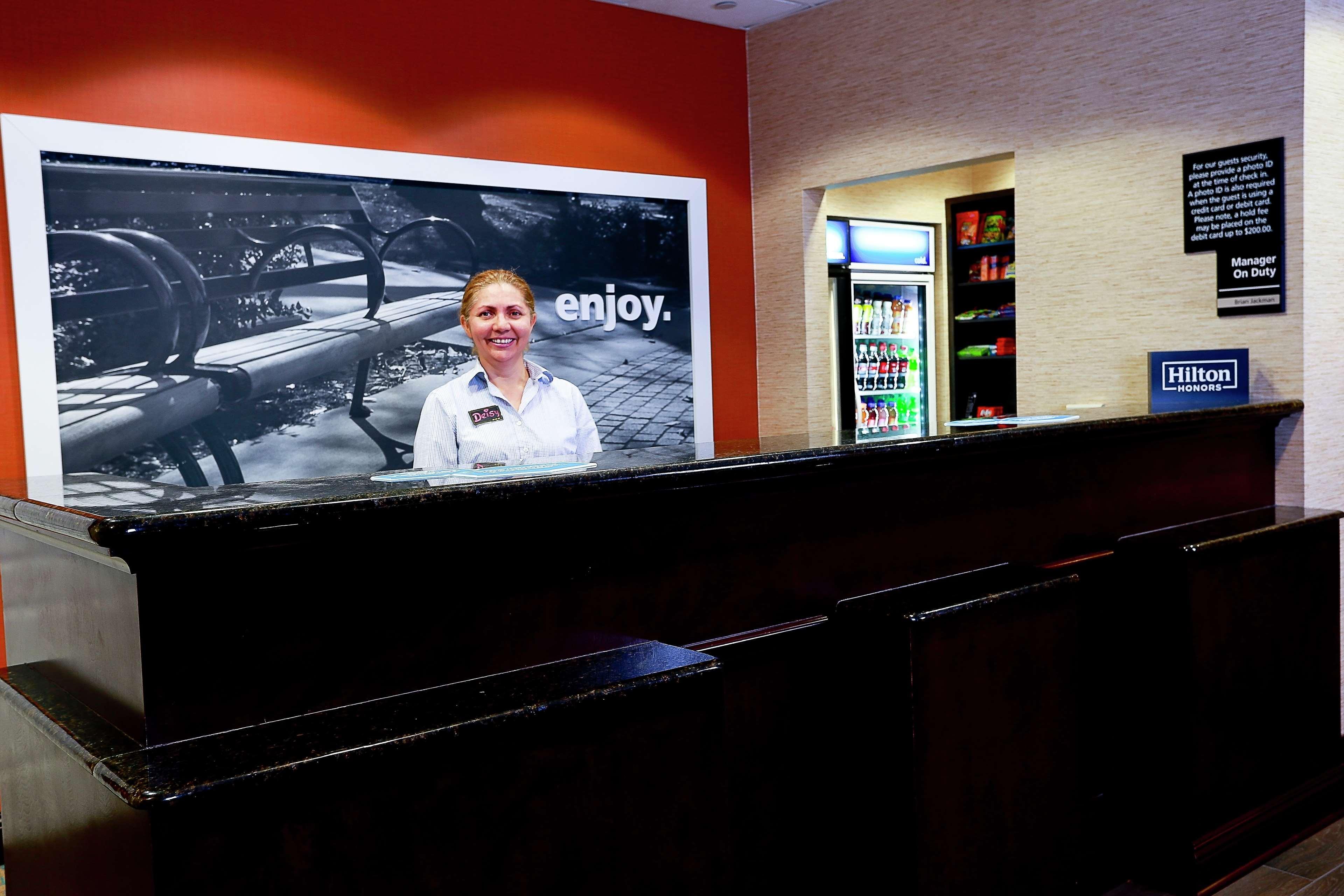 Hampton Inn & Suites Tampa-Уэсли-Чепел Экстерьер фото