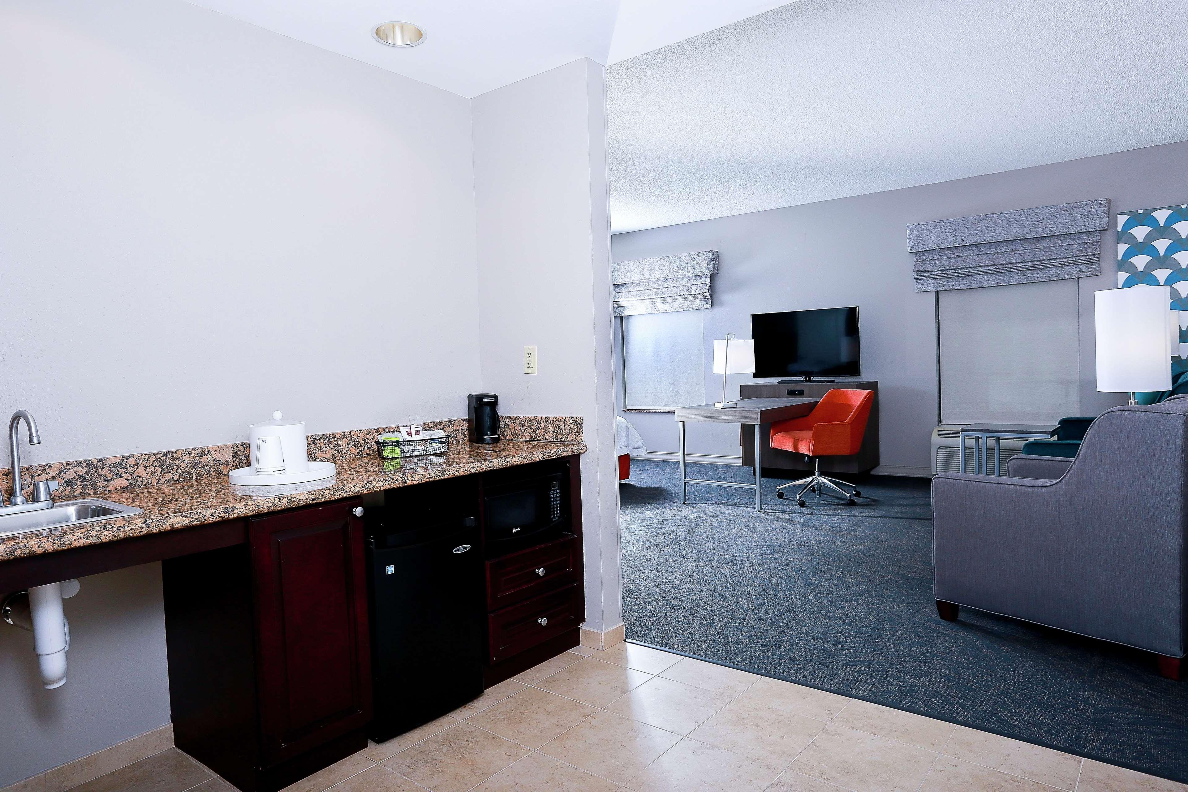 Hampton Inn & Suites Tampa-Уэсли-Чепел Экстерьер фото